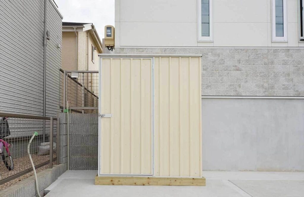 クリーム色の物置