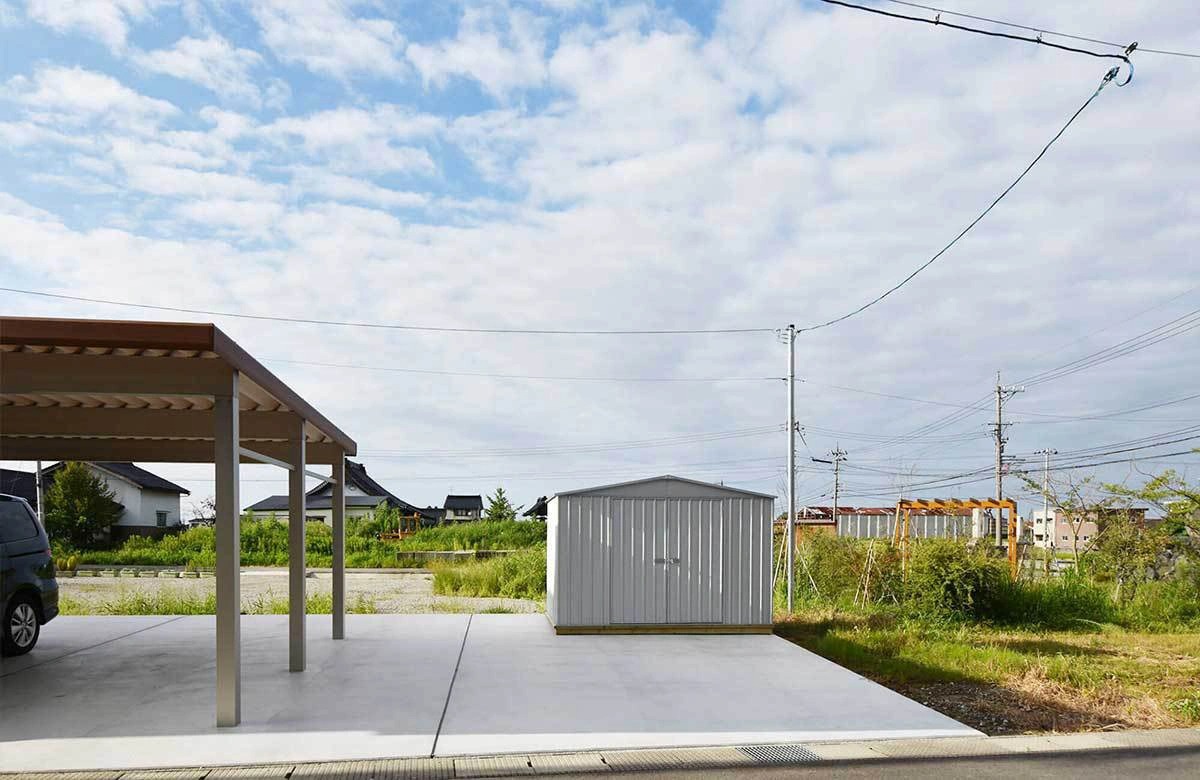 個性的で素敵な母屋に合う物置小屋