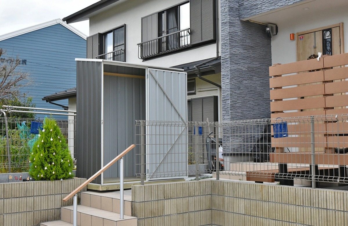 周りの景色に馴染むスマートなユーロ物置