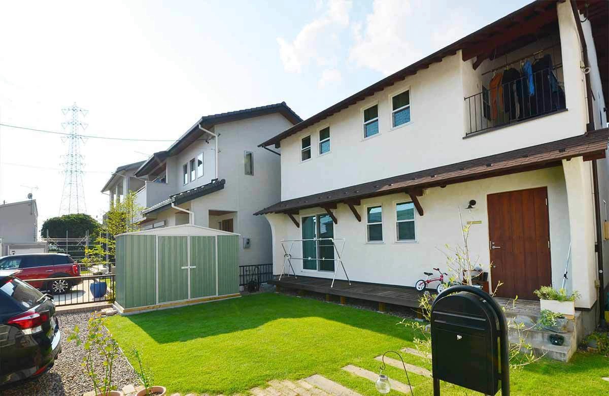 【新着事例】若草色の物置小屋は、置くだけで景色を変える