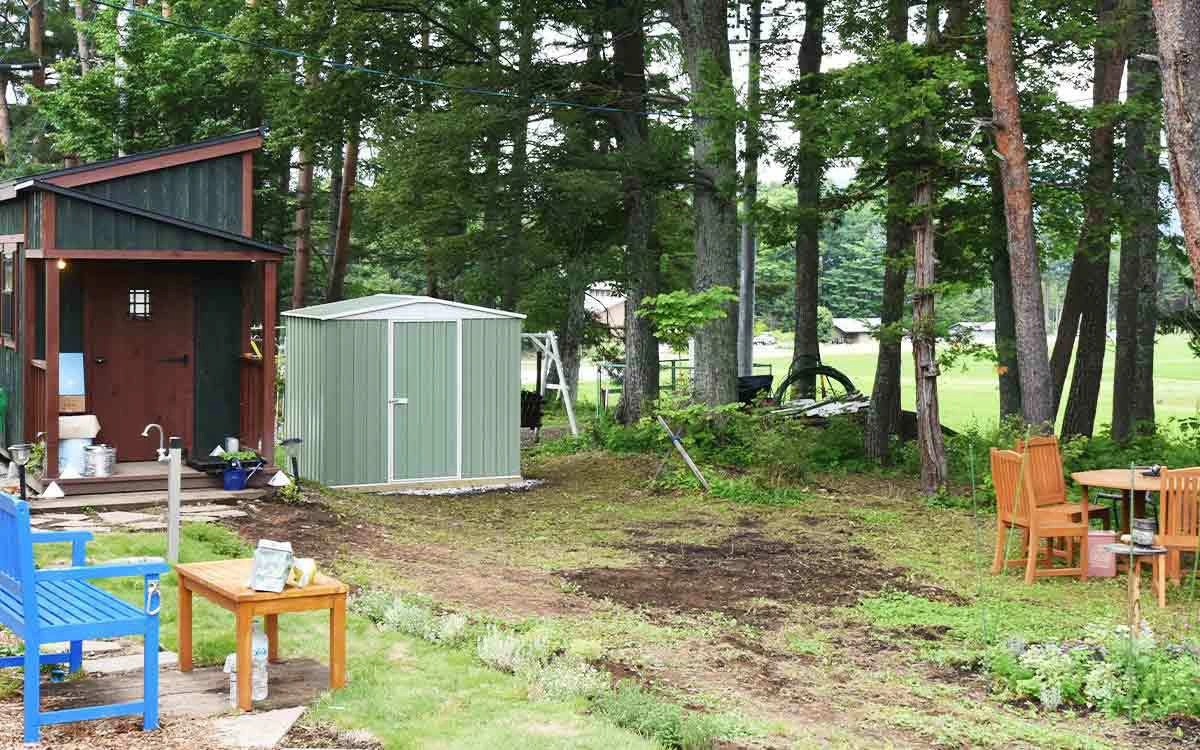 軽井沢での贅沢な週末をもっと楽しむために、屋外用物置が必須！