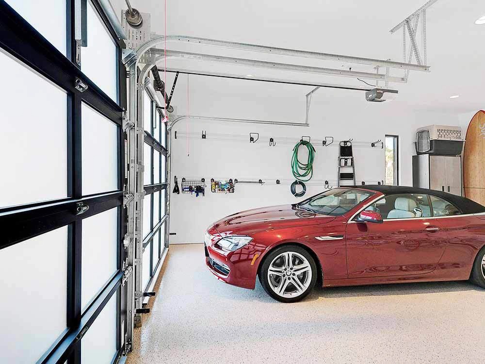 ガレージの中に太陽の光を届ける近代的なガレージドア「Amarr Horizon」