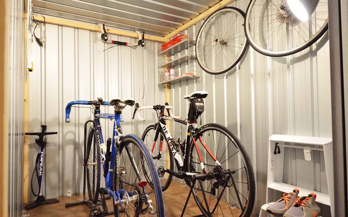 スタイリッシュでかっこいい！！コンテナのような四角い物置を自転車置き場として活用する方法