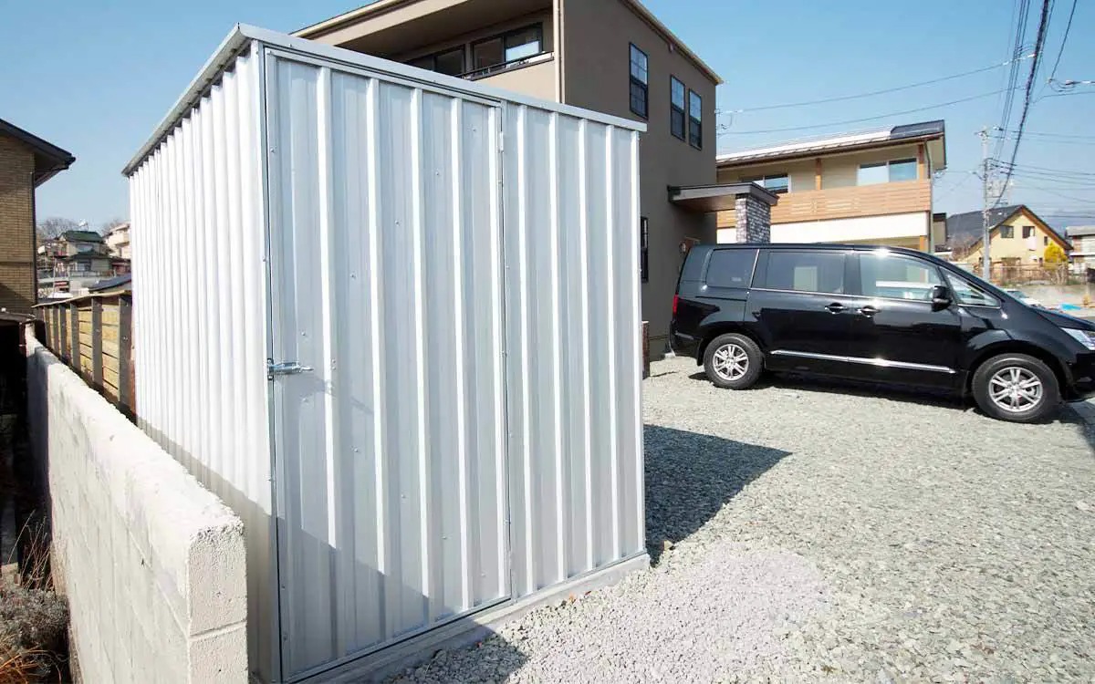 まるでコンテナハウスのような物置小屋でおしゃれな庭を手に入れる