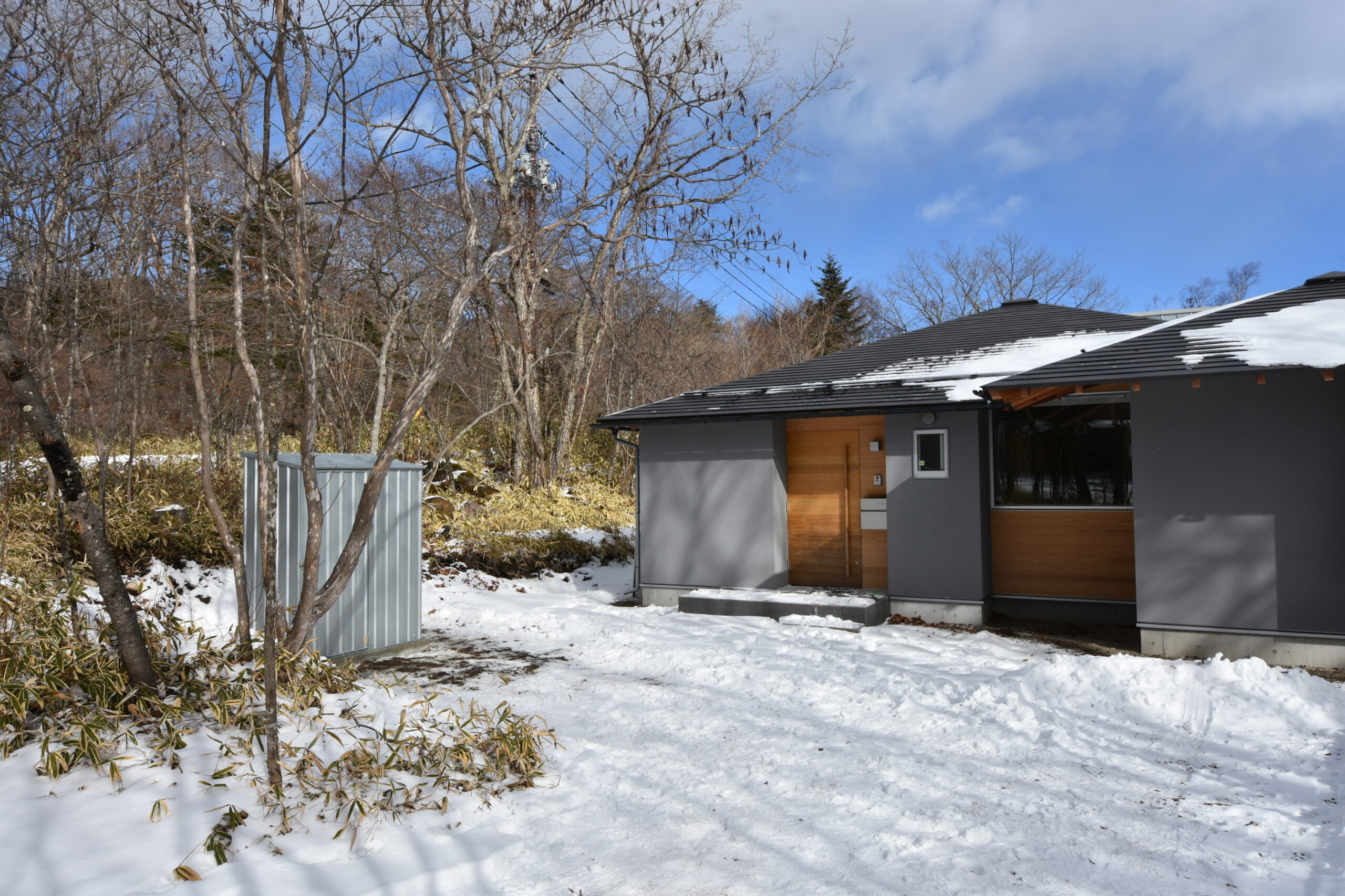 冬の庭をスッキリ整理！ユーロ物置で快適な屋外空間を実現